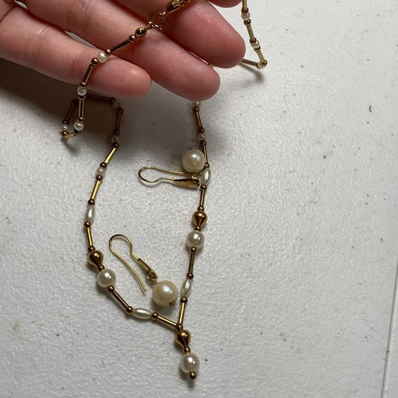 15" Pearl and gold beaded necklace and matching drop earrings - Picture 7 of 10